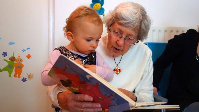 Alzheimer Come la Lettura Puo Aiutare gli Anziani