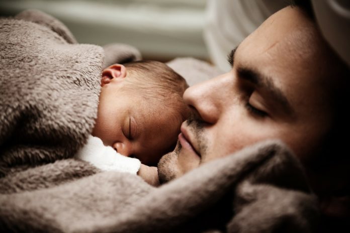 Perche un Neonato Dorme Solo in Braccio