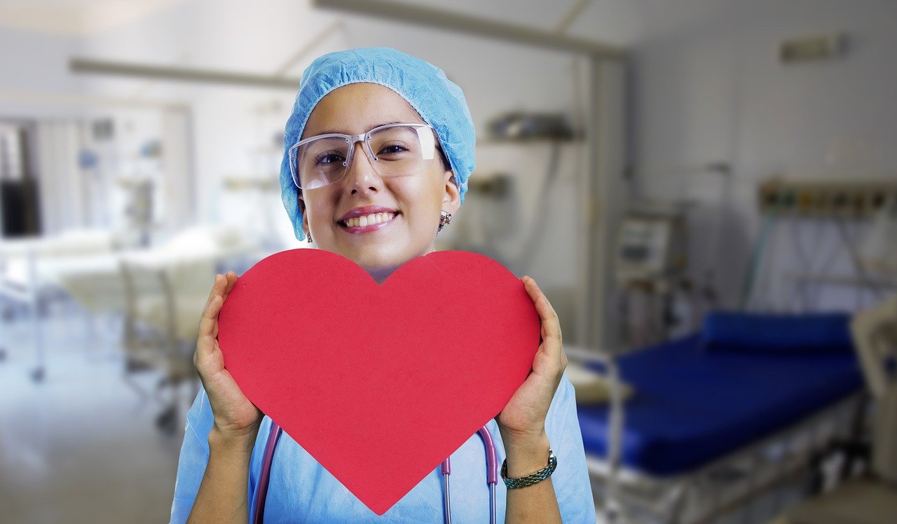 nurse-3624463_1280 Mi piace aiutare gli altri, che lavoro posso fare?