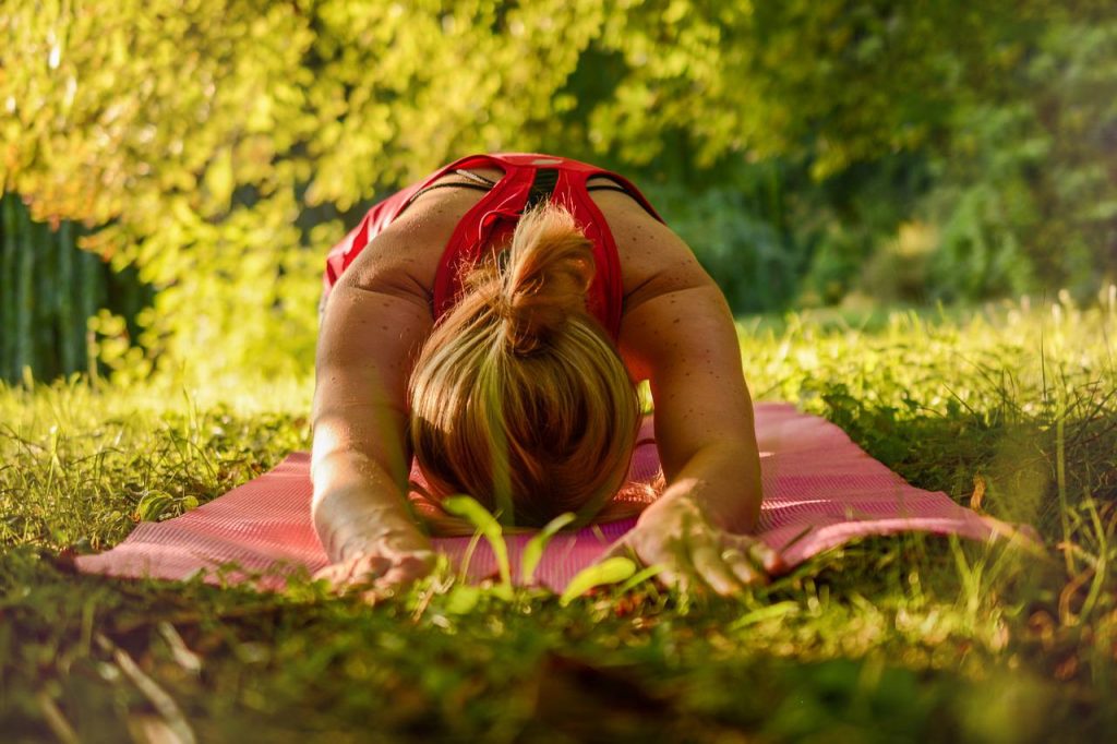 Yoga-per-Anziani-1024x682 I benefici dello yoga per gli anziani