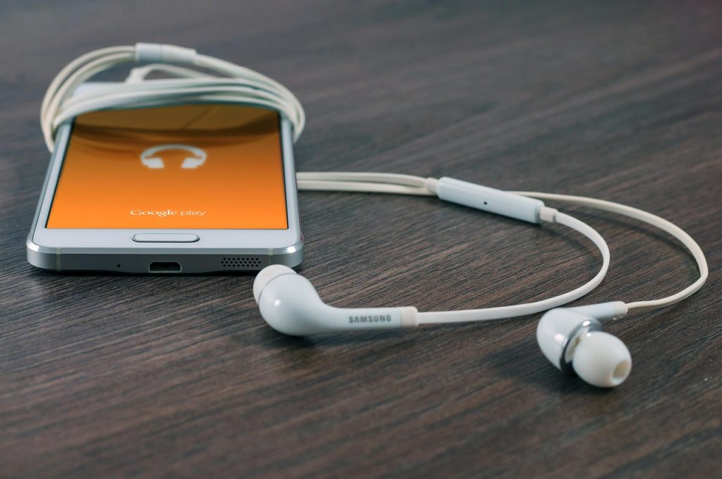 Audio-Libri-per-Anziani-1024x680 Ascoltare è un piacere: gli audiolibri per la terza età