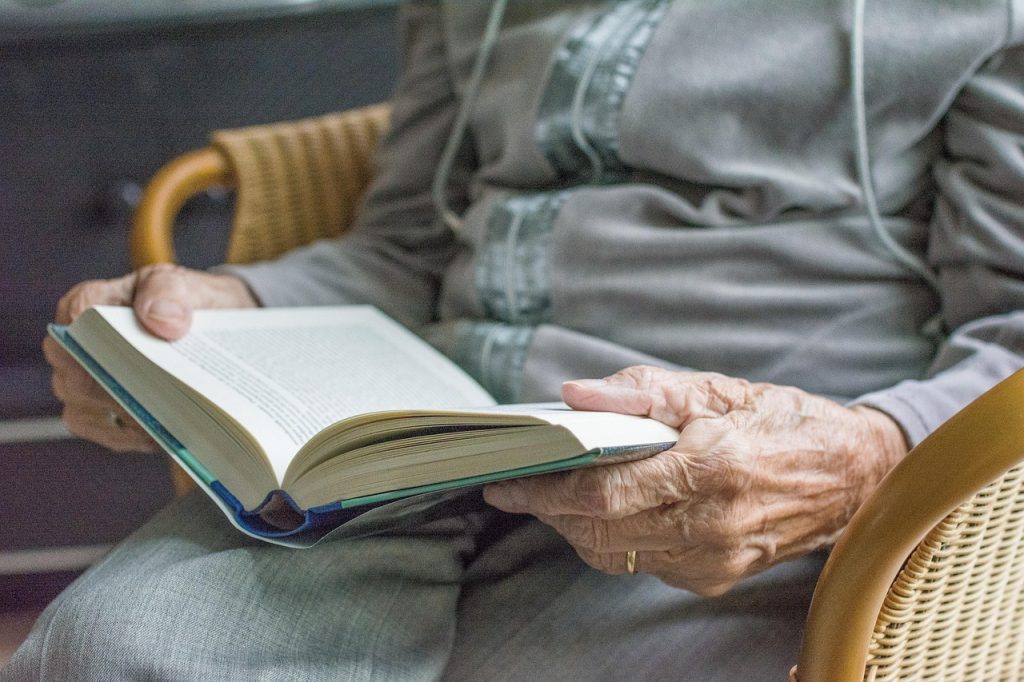 Audiolibri-per-Anziani-e-Disabili-1024x682 Ascoltare è un piacere: gli audiolibri per la terza età